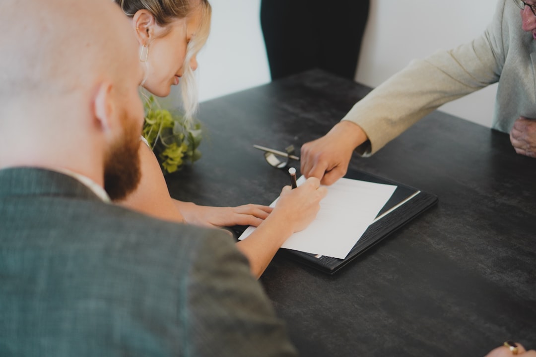 Twee mensen ondertekenen samen een huurcontract aan tafel