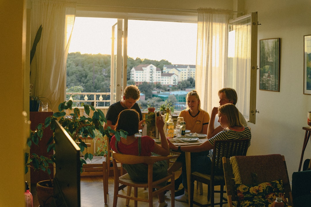 Huisgenoten eten samen aan tafel in een appartement