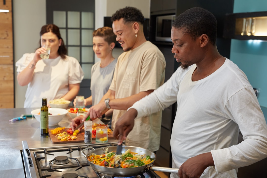 Huisgenoten die samen koken in een gedeelde keuken