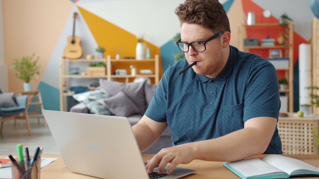 Student typt een bericht op een laptop aan een bureau