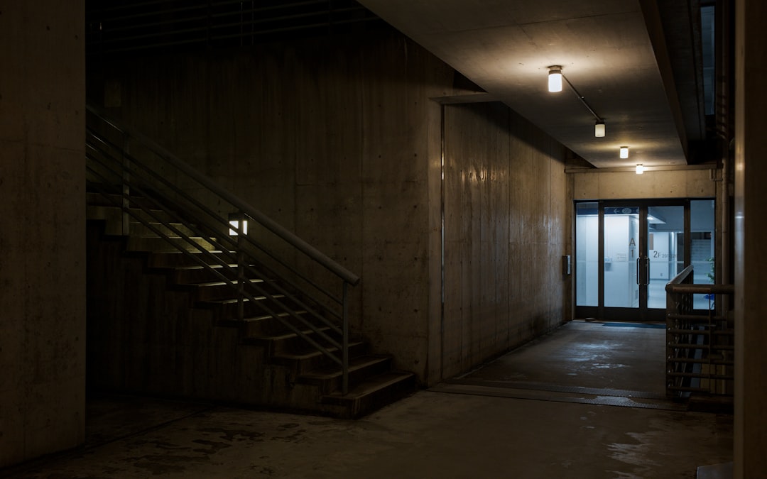 Verlicht trappenhuis van een appartementengebouw