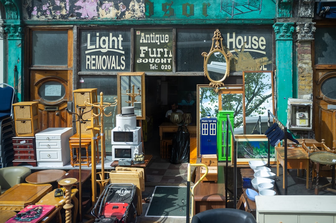 Tweedehands meubels uitgestald voor een kringloopwinkel