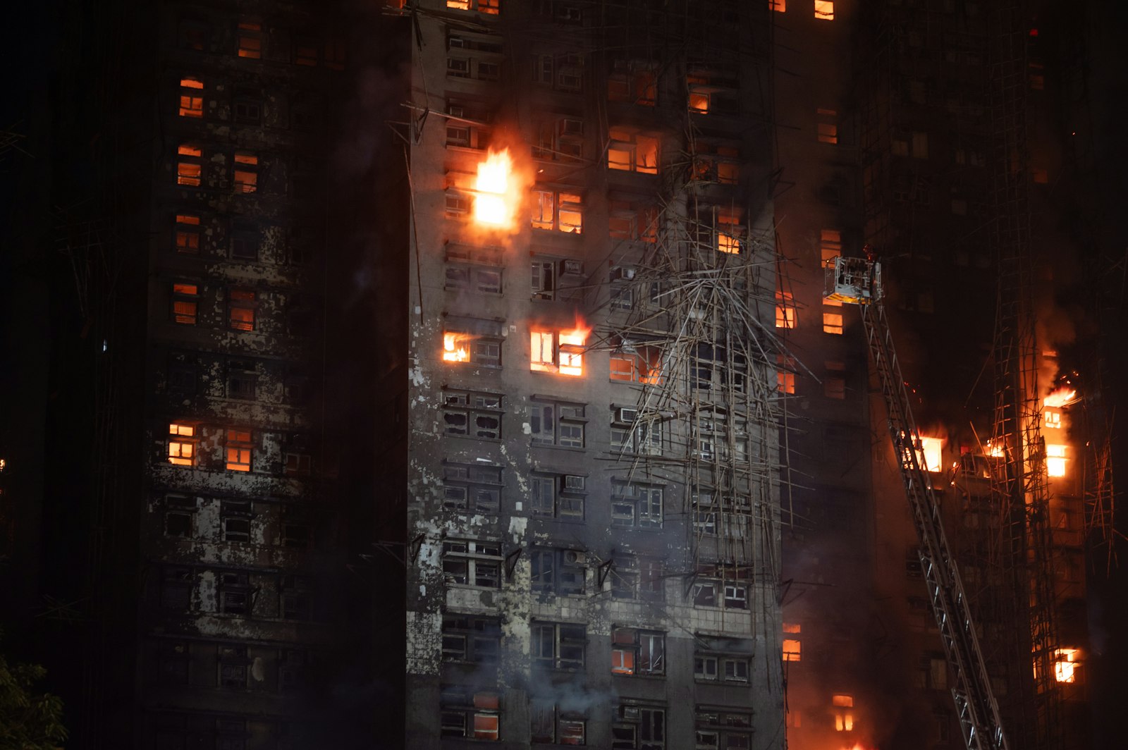 Brand in je complex en je moet eruit: wie betaalt je onderdak en spullen?
