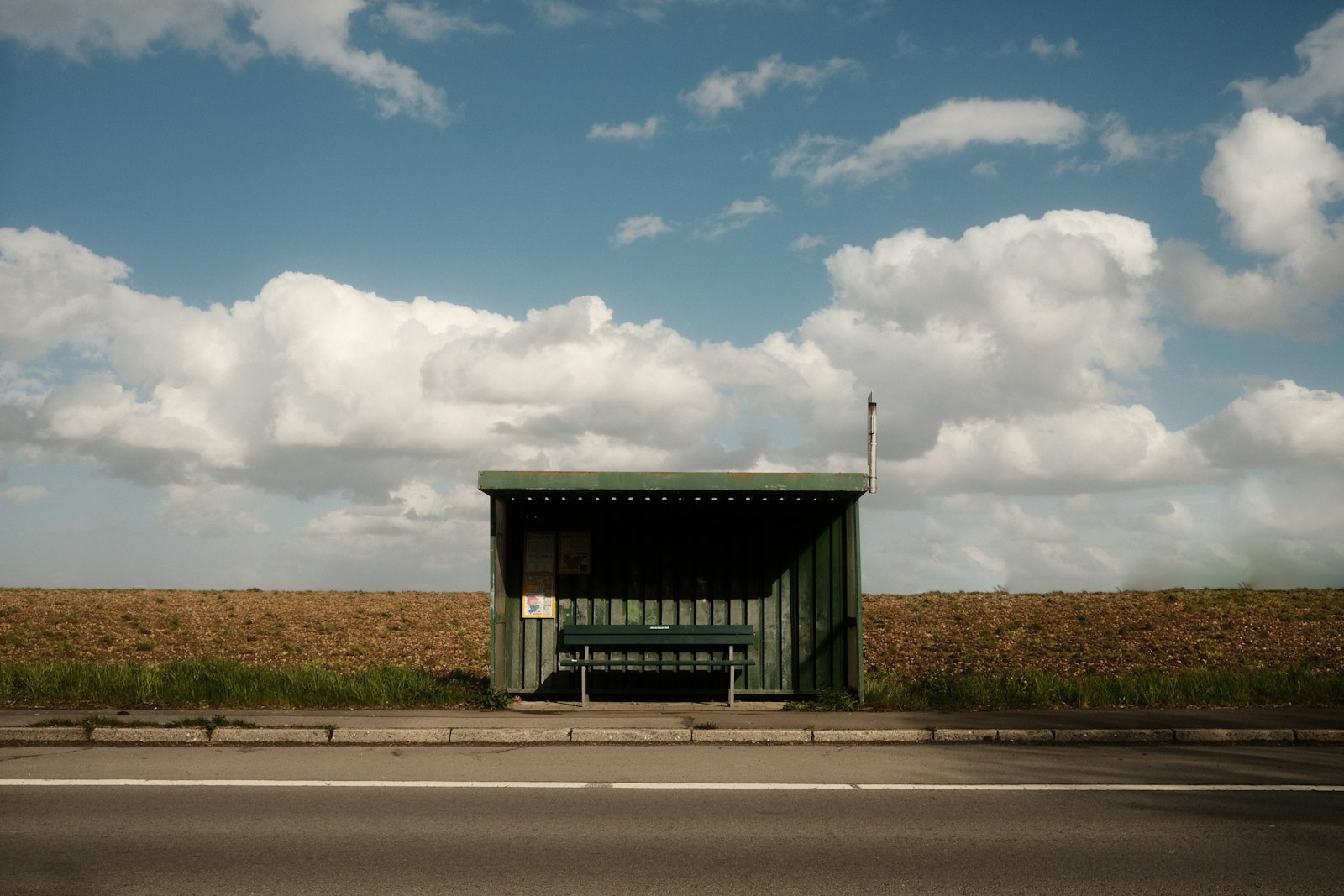 Lege bushalte met een wachtende student met rugzak