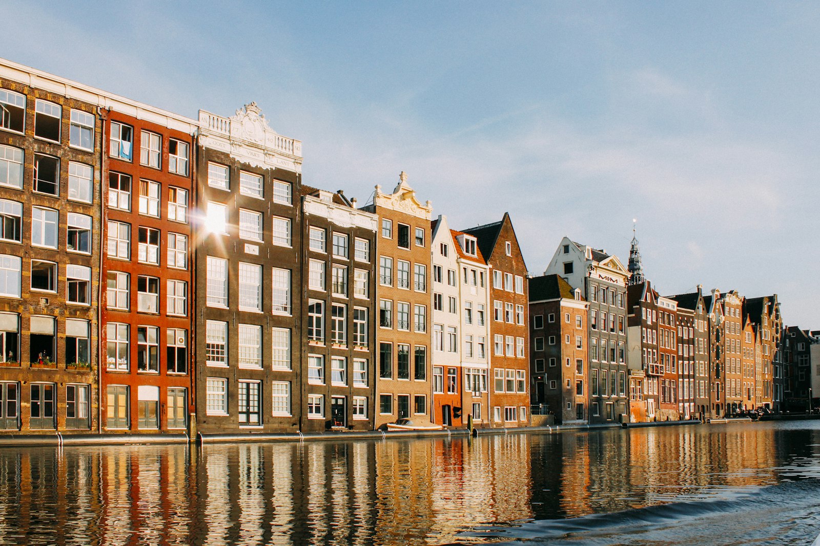 Rij Nederlandse starterswoningen met een te koop-bord in de voortuin